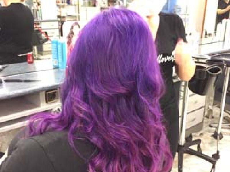 Trabajo de teñido en morado