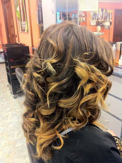 Peinado de ceremonia para pelo rizado