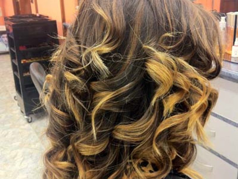 Peinado de ceremonia para pelo rizado