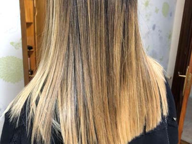 Trabajo de mechas rubias