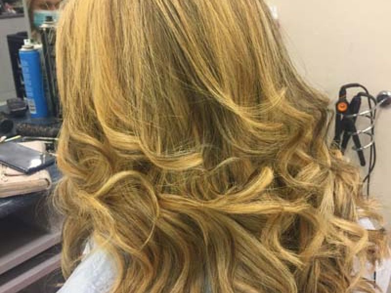 Peinado de ceremonia para pelo rizado