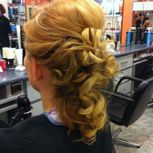 Peinado de ceremonia para pelo rizado