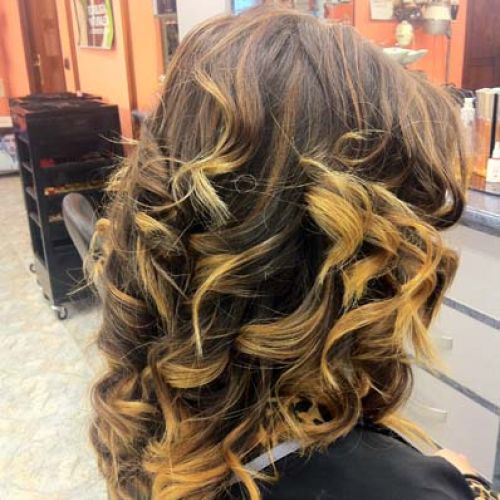 Peinado de ceremonia para pelo rizado