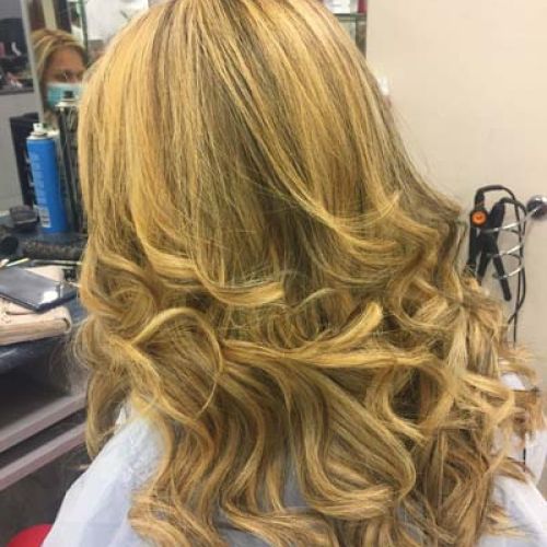 Peinado de ceremonia para pelo rizado