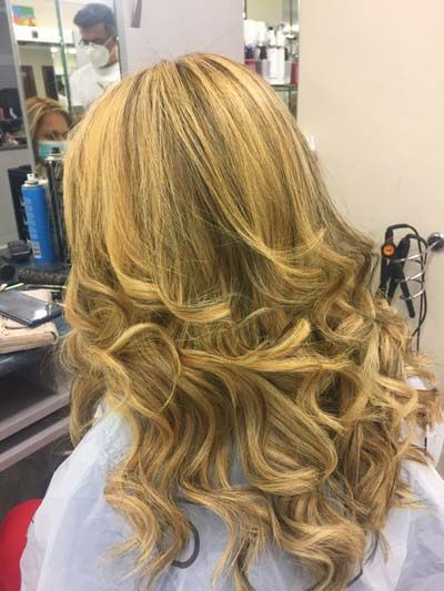 Peinado de ceremonia para pelo rizado