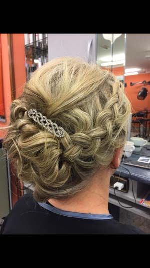 Peinado de ceremonia para mujer rubia