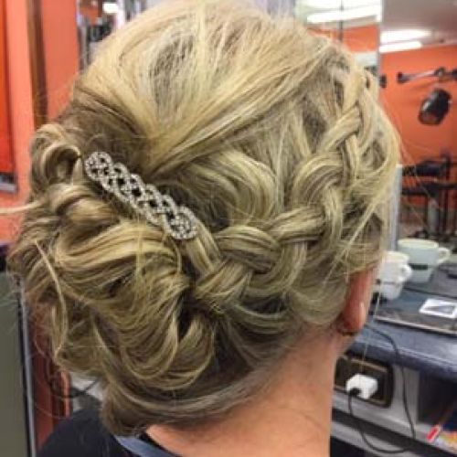 Peinado de ceremonia para mujer rubia