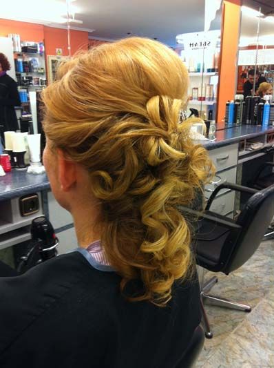 Peinado de ceremonia para pelo rizado