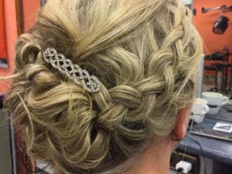 Peinado de ceremonia para mujer rubia